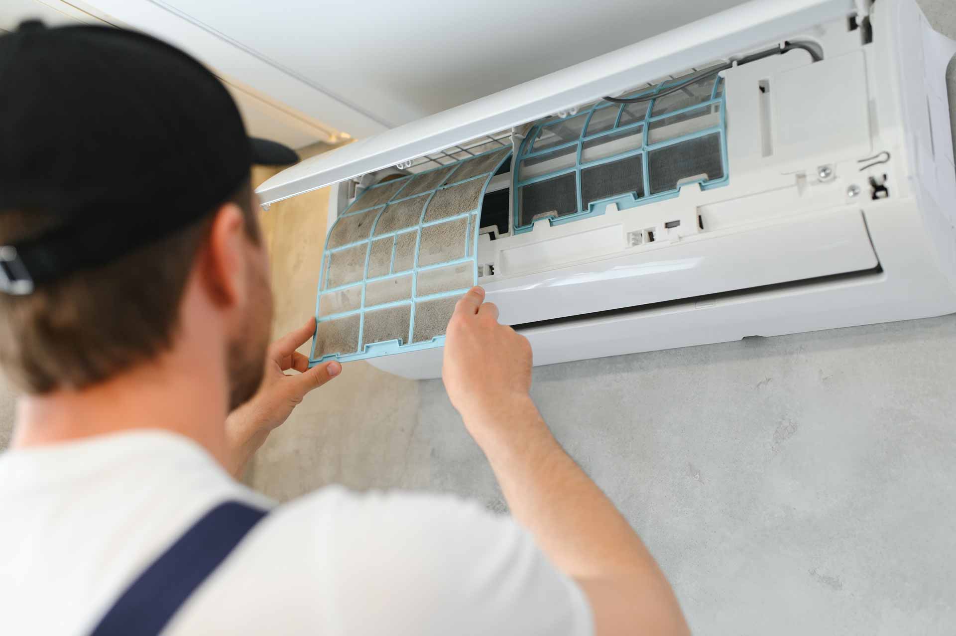 Unidade de ar condicionado instalada numa parede interior.