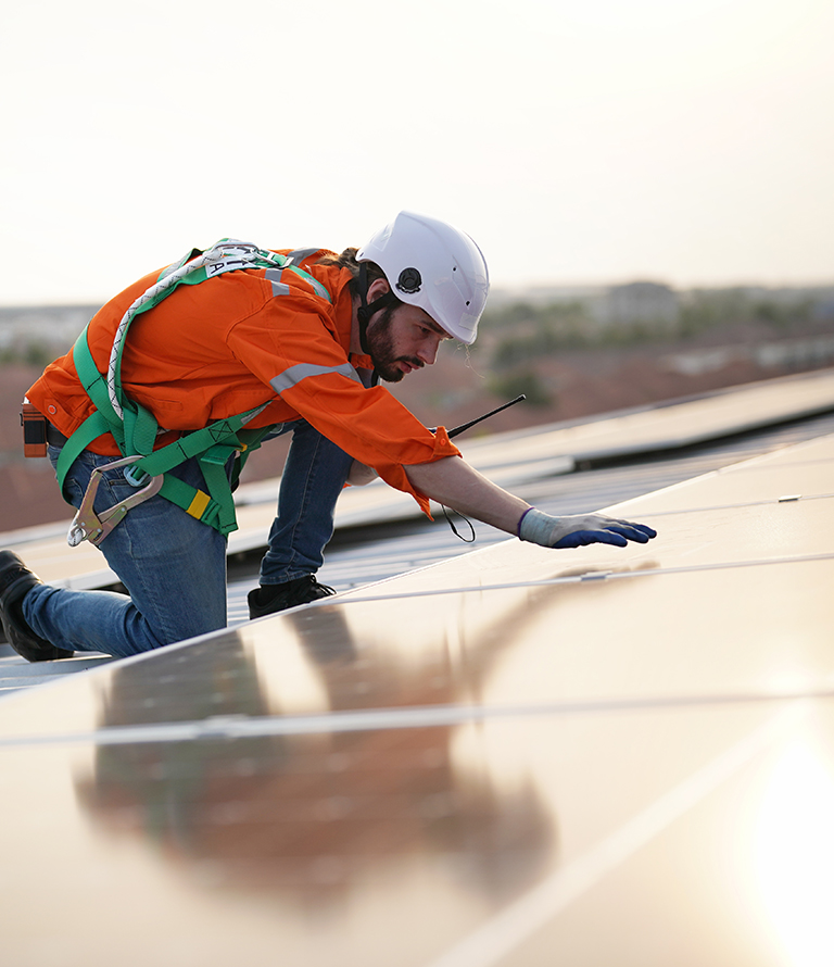 Painéis solares instalados num telhado, vistos de baixo.