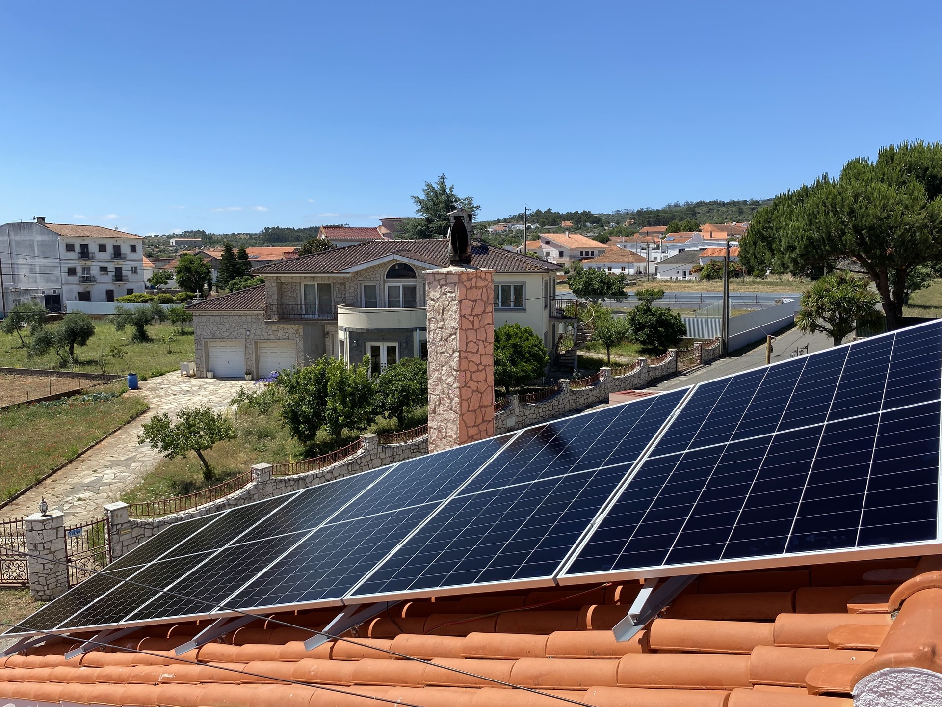 Painéis solares montados no telhado de uma moradia.
